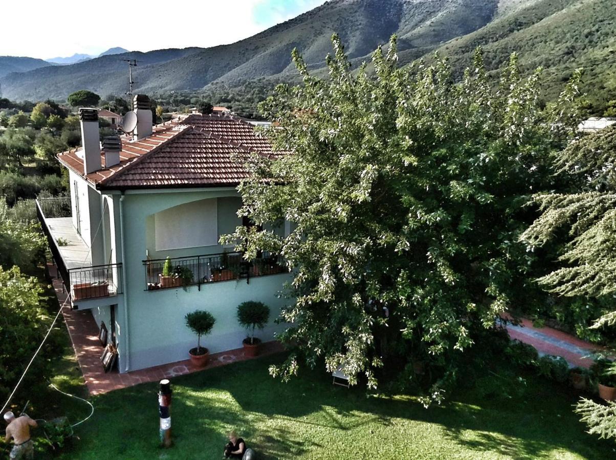 Independent Apartment With A Fabulous Patio - Casa Penny Cisano sul Neva Luaran gambar