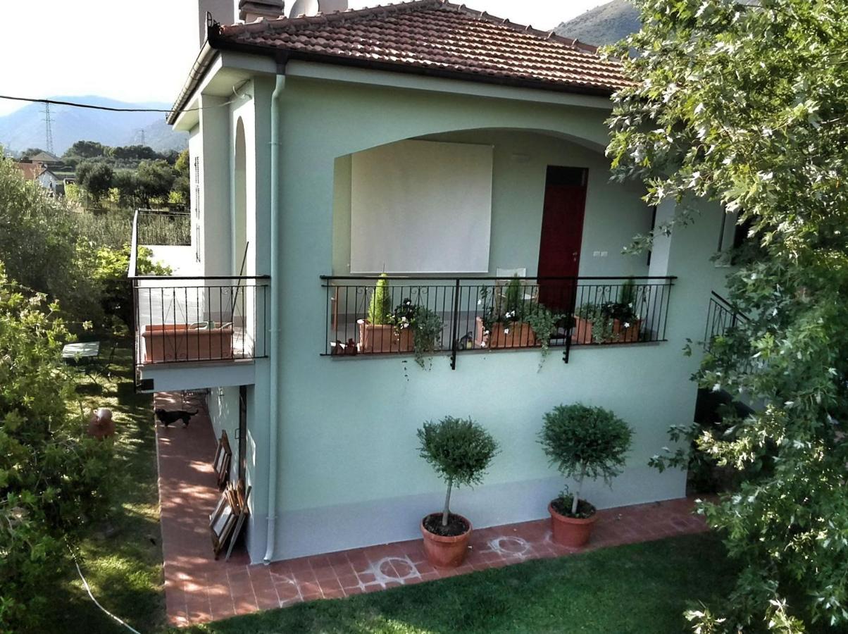 Independent Apartment With A Fabulous Patio - Casa Penny Cisano sul Neva Luaran gambar